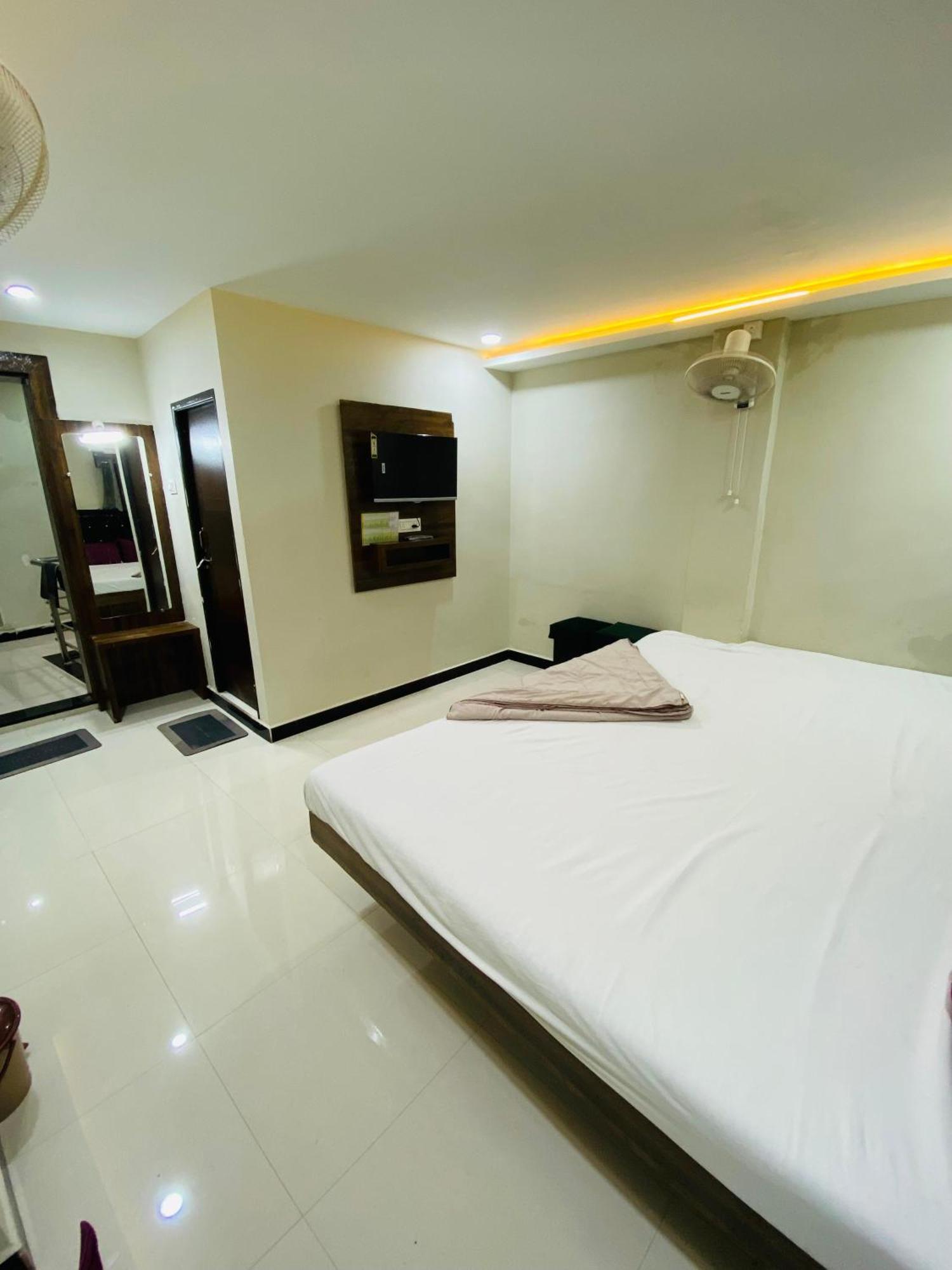 Hotel Super Palace Uddzsaín Kültér fotó