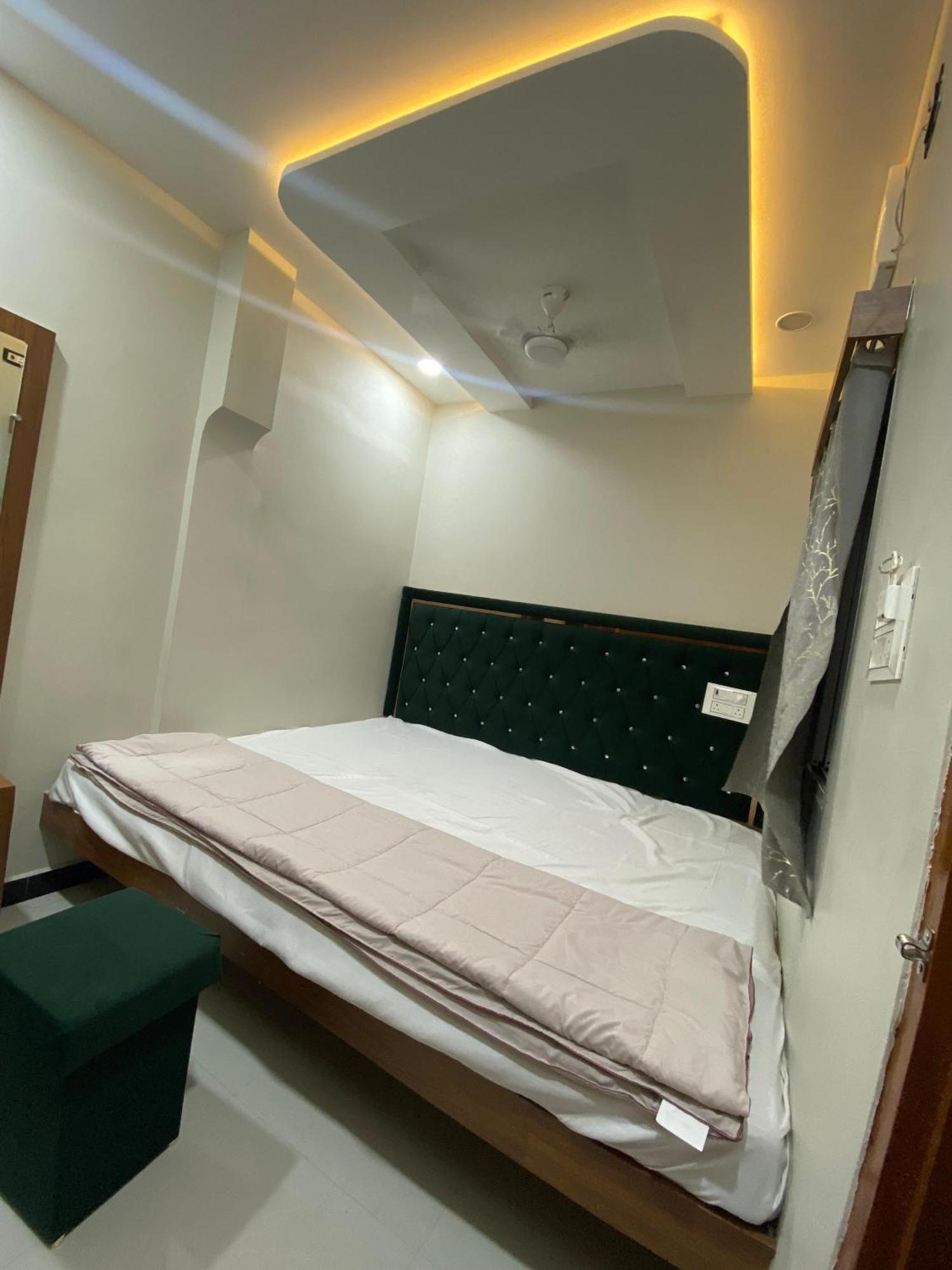 Hotel Super Palace Uddzsaín Kültér fotó